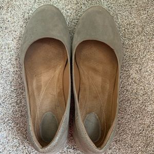 Gray Clarks flats